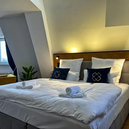 Helle Grosszuegige Dachgeschoss I Parkplatz I Schloss Blick #cosiness Company アパート シュヴェリーン
