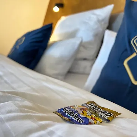 Helle Grosszuegige Dachgeschoss I Parkplatz I Schloss Blick #cosiness Company שוורין