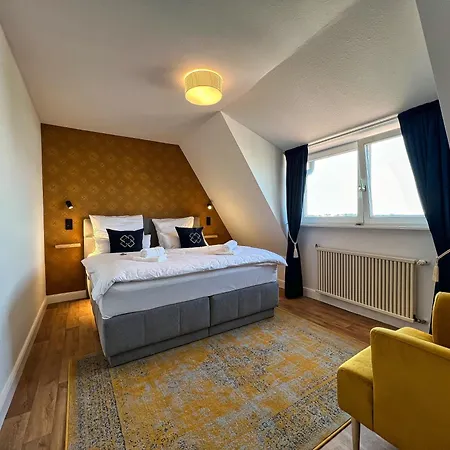 Helle Grosszuegige Dachgeschoss I Parkplatz I Schloss Blick #cosiness Company *