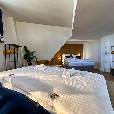 Helle Grosszuegige Dachgeschoss I Parkplatz I Schloss Blick #cosiness Company