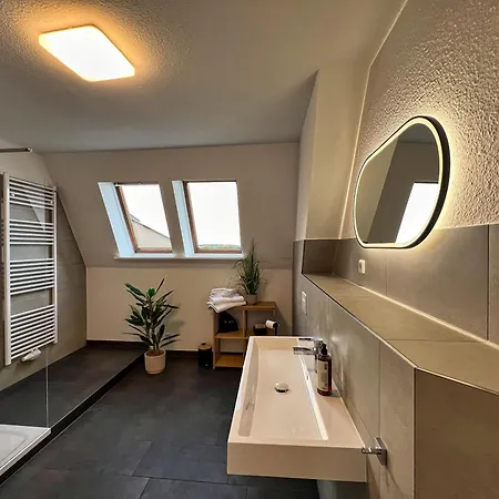 Helle Grosszuegige Dachgeschoss I Parkplatz I Schloss Blick #cosiness Company