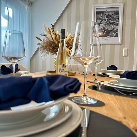 Helle Grosszuegige Dachgeschoss I Parkplatz I Schloss Blick #cosiness Company שוורין