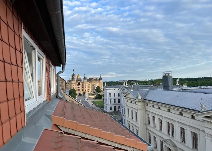 Helle Grosszuegige Dachgeschoss I Parkplatz I Schloss Blick #cosiness Company * שוורין